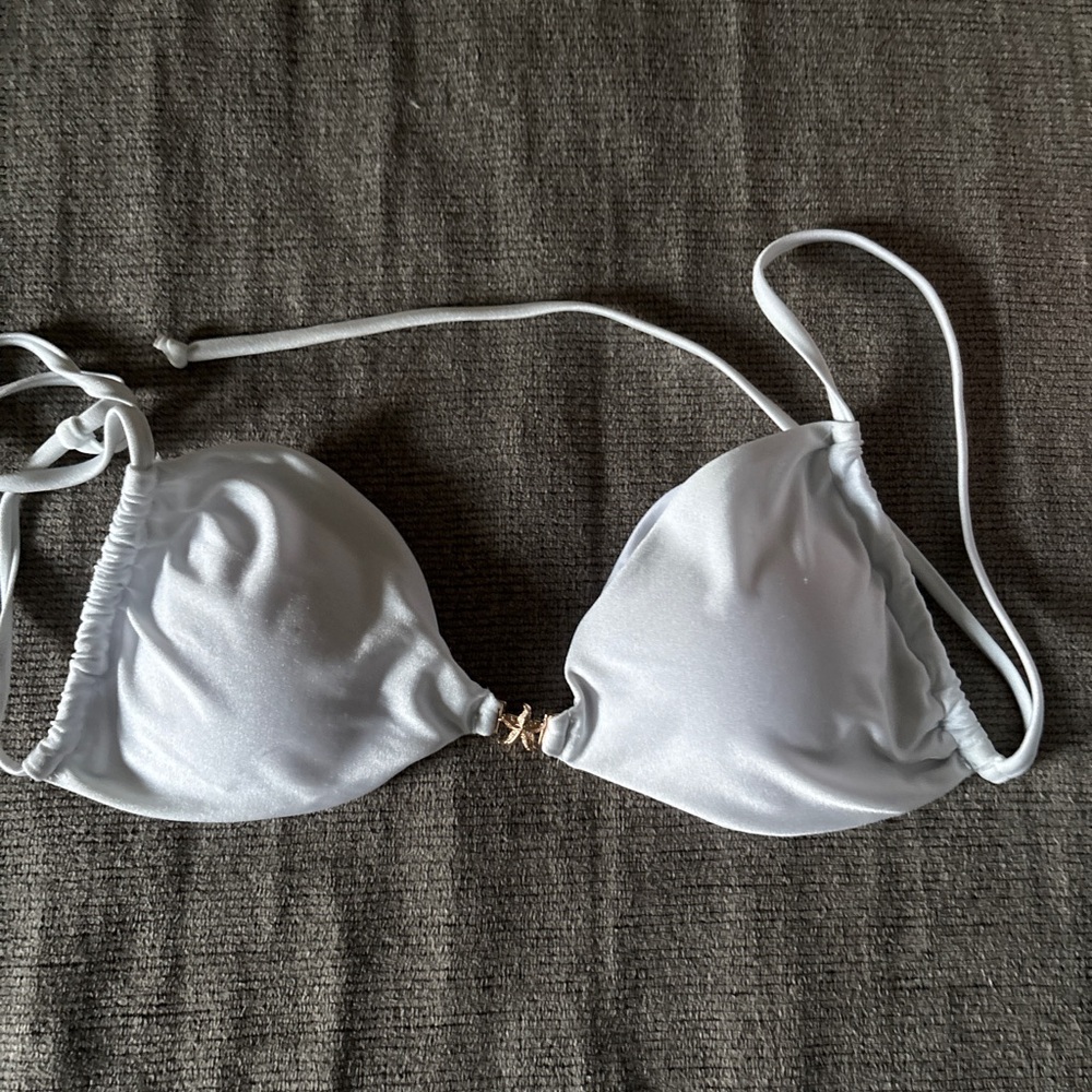 NEVER WOEN: Elegant White Bikini Top